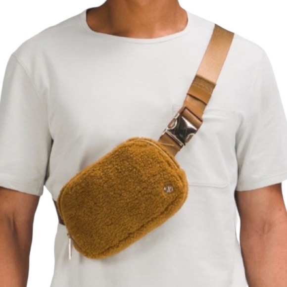 Lululemon Everywhere Fleece Belt Bag 1L - Picture 13 of 15